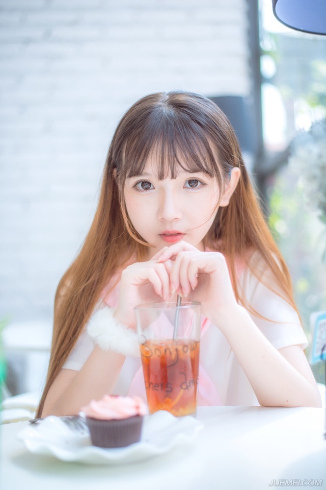 生活的艰苦，社交的复杂，都算不上难事。安静下来你会发现这人世间最可贵的是：甘于平淡，无怨言的坚持，永远心怀梦想。